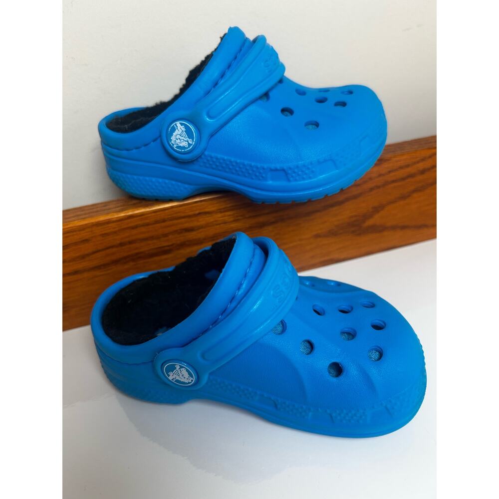 Crocs Toddler Size 6/7 Blue with black fleece lining - Picture 3 of 10